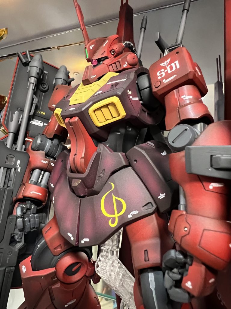 手首のパイプはキットのものがイメージ出なかったので丸プラ板にノコでスジボリを行いパイプ状にしました。このショットだと全体の陰影がわかりやすいかと思います。手の装甲部分もあっさりしていたのでスジボリ追加しました。