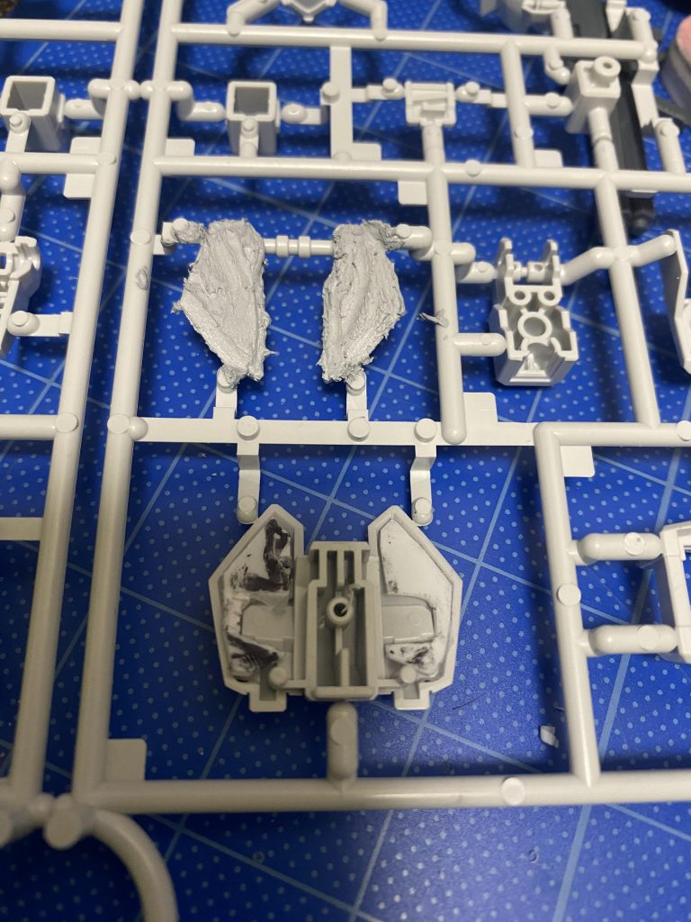 テープで型取りして、プラ板を切り出して、パテで、埋め込む。ランナーから外す前だと作業しやすい。ビームライフルの先端の穴あけもするといい感じです。