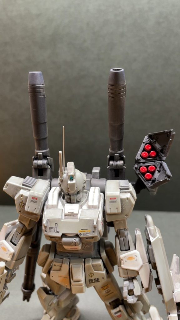 前に作ったキットの武装を取って来て装着させました。デカールはオレンジを中心に多めに貼ったつもりです。