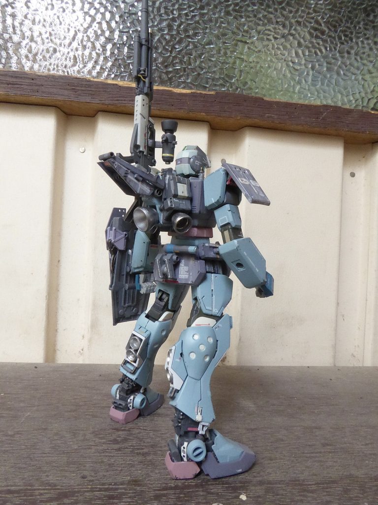 背中に1/72の高射砲から製作したスナイパーライフルを背負わせました。