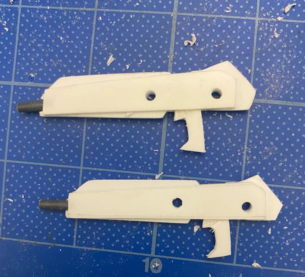 試作のビームライフルなら、張り合わせ的な作りのはず、曲線も少なめで、美しくは無いはず。なので、プラ板とランナーからスクラッチ。