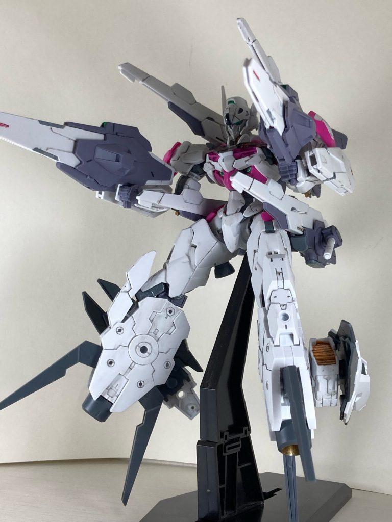 背面のビットを攻撃用に展開したフルバースト形態。それぞれが敵をロックして射撃出来るので多数の敵も同時に相手が出来る。