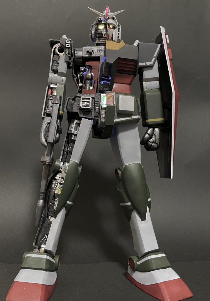 大きな改造としては、肩幅詰めと、太もも付け根にロール軸追加し、足首は角度を調整して軸接続した程度です。握り拳はエポパテ削り出し。DAISOのLEDを仕込み、頭部各カメラ、コクピット、エンジン、腰部センサー、膝センサーが発光します。