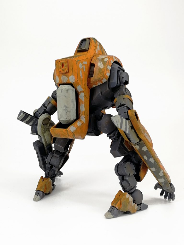 背面の巨大なタンクは交換式の燃料ユニット。丸ごと交換することで補給による作業中断時間を抑える親切設計。