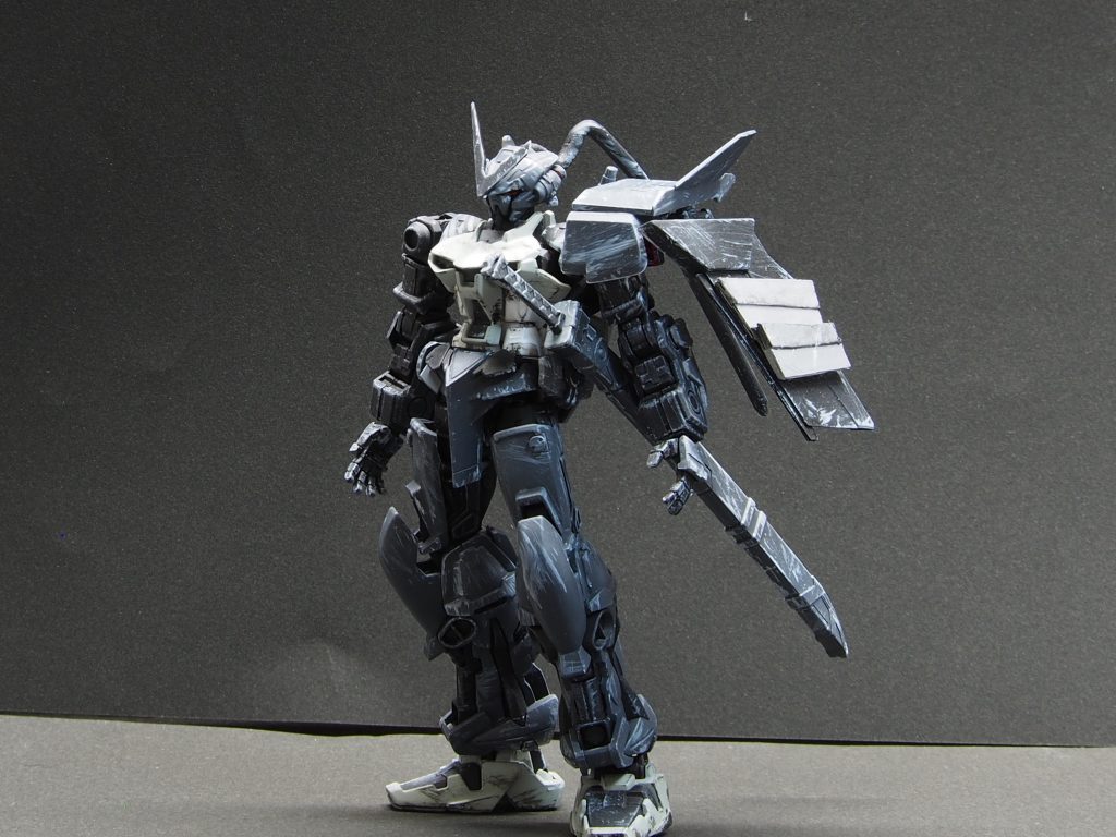 機体前面の写真となります。左右肩アーマーをはじめとするアシンメトリーの機体フォルムを意識して作成しました。