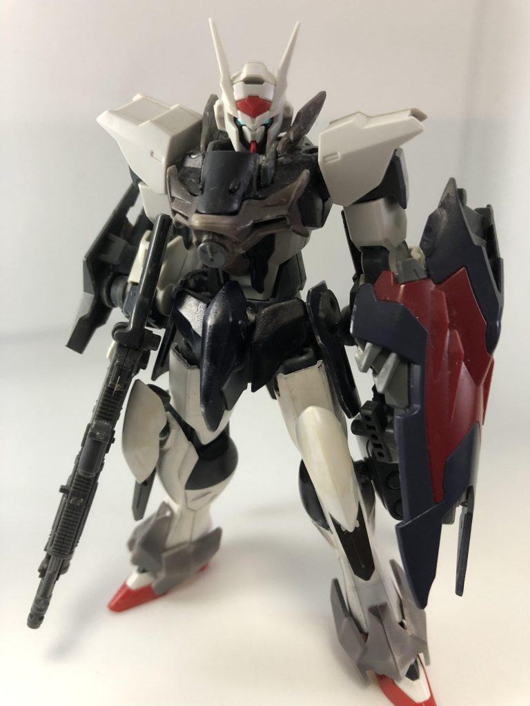 フル装備。折角塗装するならちゃんとやれと言われそうですが…ガンプラ作ると絶対ブンドドしちゃうんですよね。だから塗装は気分でやったりやらなかったり。