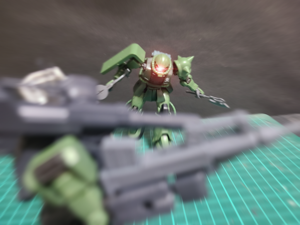 ちょい劇ヒートホークを持ち突進してくるザクジオン兵「たかがキャノンごときに…このっ!連邦の犬共が!!」ハウンドω「あ?なんだこいつ」