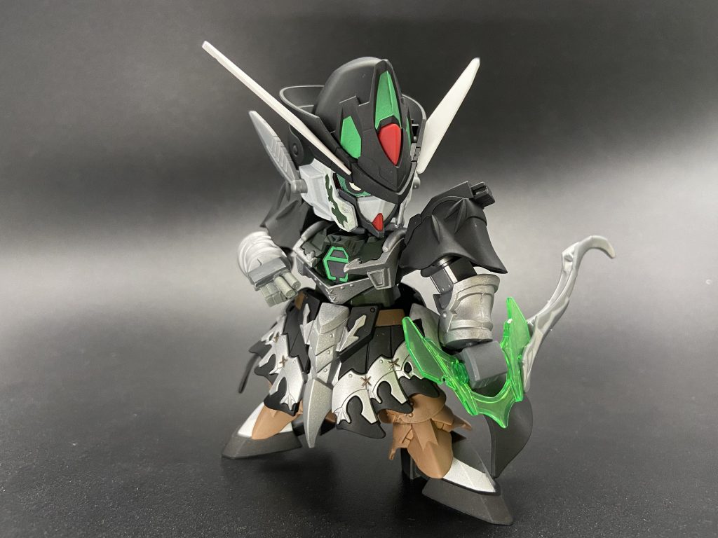 半固定ですが一応自立できるので軽装モードもあります。カラーリングは元が少し色が散らかって見えたのと、幼き日にこんな配色のレゴが好きだったのと後に作るレイフと合わせたいなと黒に決めました^ ^