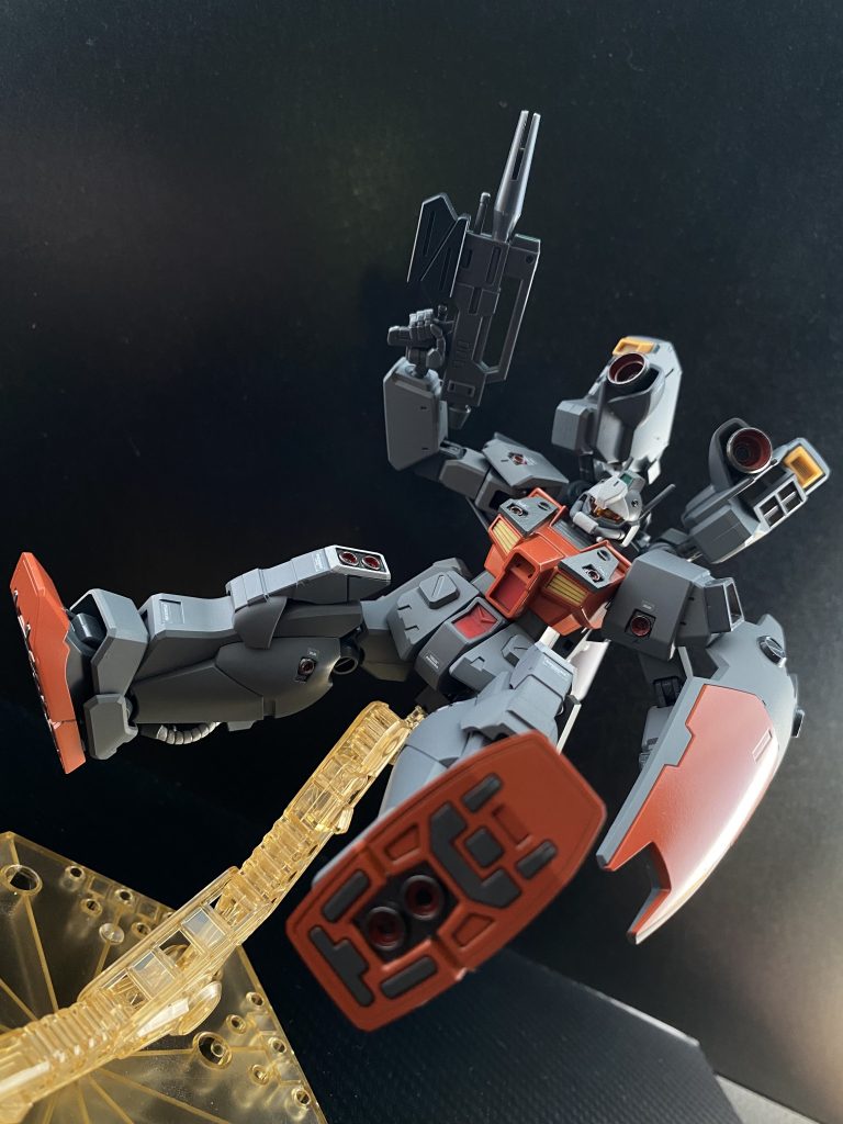 非常に高い機動性能を持つ本機は、宇宙空間のみならず、重力圏内においても、その機動性能を発揮する。しかし、その弊害として、パイロットには高い操縦技術、高Gに耐えられる肉体、精神力が求められる。