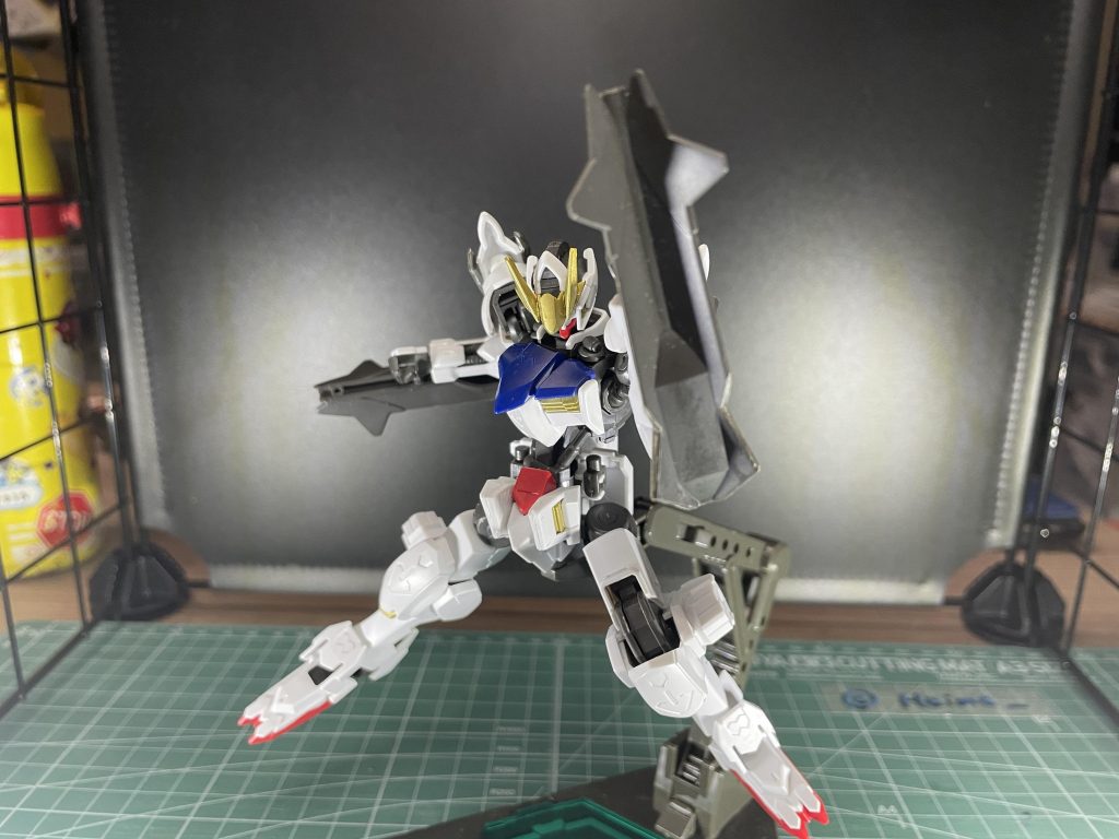 ページが足りない!!腰部アーマーにあるパーツは先程話した夕殴(ゆうおう)肘のジョイントにランナーを刺して装着するシールド兼ナックルパーツです。