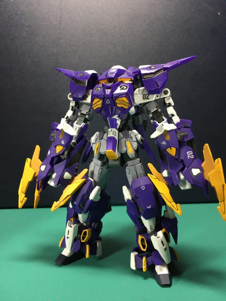 頭部を外してスネ外のパーツを一部組み替えることで格闘戦形態、いわゆるズゴックモードに。撮影時に足首アーマーの接続部が破損しかかったのでこのカット以降は足首アーマーが接続できている体で行きます。