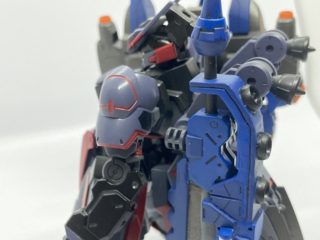 納刀時は剣だけ背負うガンランススタイル♪流石に盾は後ろにブースターが沢山付いてるので背負えません！笑ちなみに剣部分はアスタロトのデモリッションナイフをぶった切ってパテ盛りして形を整えて制作。納刀時、背負えるように持ち手がスライドして短くなります😁