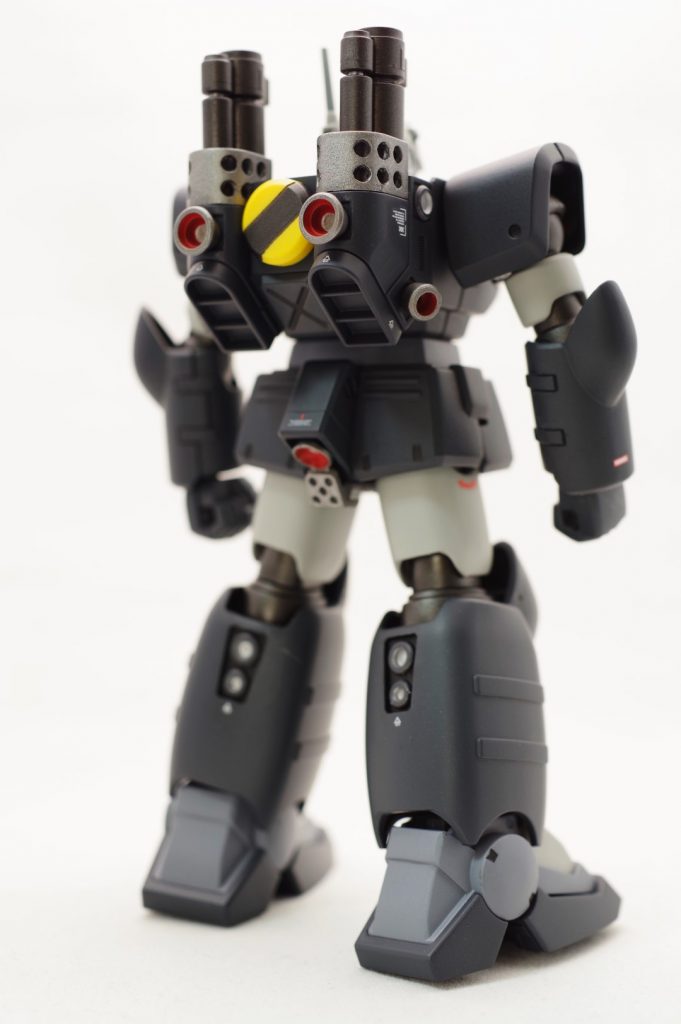 一方で、砲身の根元のガード部分？は穴を開けました。