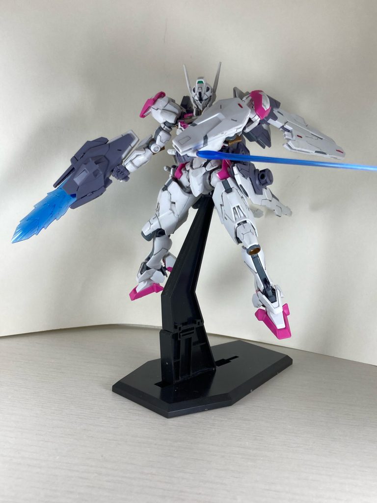 ビームサーベル、ビームブレイドによる近接格闘も健在。バックパックに収納されているレシーバーガンを使いブレイドの二刀流も可能。