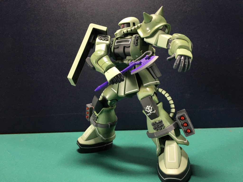 　2003年発売ということでフォーマットは当然今のキットとは違い合わせ目は出まくり。前腕、左肩アーマー、太腿、スネ、武器類は全て合わせ目消ししてガンダムマーカー筆塗りで塗装していますが、どうにも撹拌が上手くいかずマーブルっぽくなったのが心残りです。