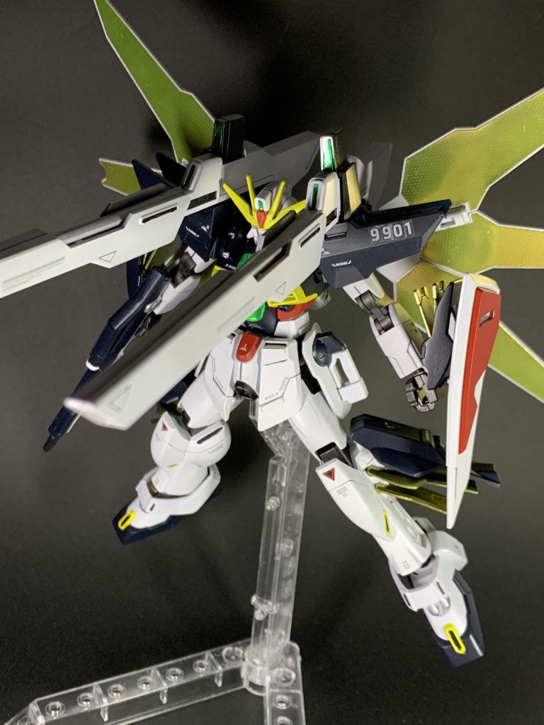 ツインサテライトキャノンDXのアイデンティティと言ってもいい武器ですね。サテキャや肩部のセンサーはシール+レジンで固めています。