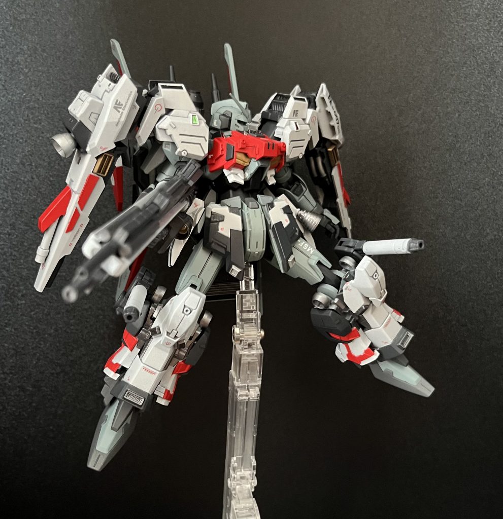 リゼル、フルアーマー7号機のパーツを主に使用してます。肩シールドのジョイントにダブルバレットのパーツを、レッグキャノンの砲台にガンダムフレームの膝関節を使いどちらも稼働するようになっとります。