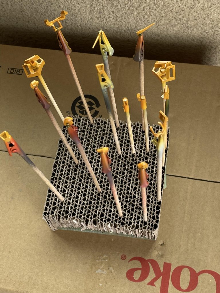 黄色は、市販の色では脳内イメージ通りの色がなかったので調色する事に。イメージにドンピシャの色ができましたが、塗装の腕の問題で、色が乗らない事に焦ってしまい一度に乗せすぎて厚ぼったくなってしまいました。