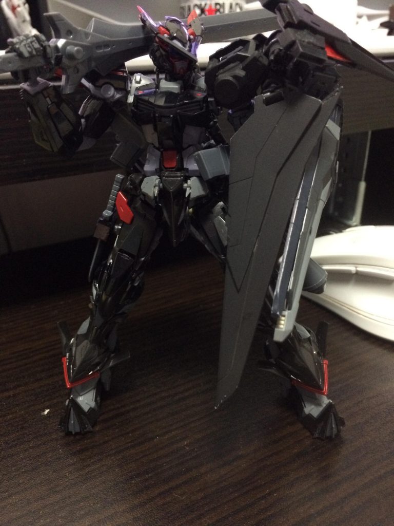 左肩はジャンクパーツの集合体。マントをイメージして作りました。