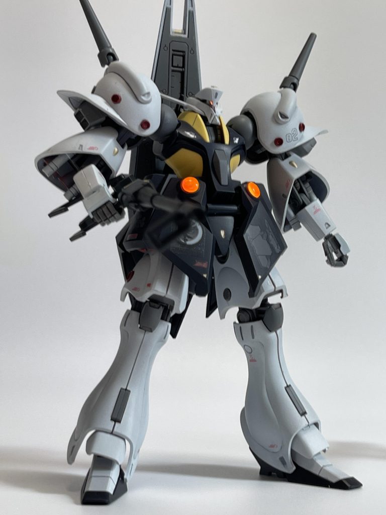 アオリ＋発光レンズ部Hアイズ蛍光ピンクの上から蛍光レッドを塗装、裏面をシルバーで裏打ちしてますが、蛍光ピンク素材のブラックライト発光がオレンジ寄りなのでオレンジになってしまいます。まあこれはこれで白と紺に合うのでよしとします