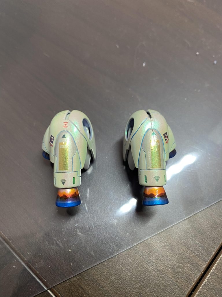 太ももの後ハメをしたのですが、塗膜で太くなっていたのか、右尻がパカーンとなりました。同じデカールがなかったので、ジャイアントバスで隠そうと思いました。