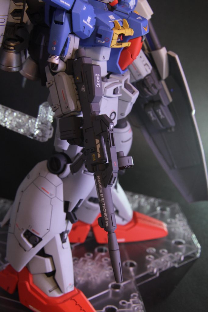 ビームライフル νガンダムのバズーカ上部を切り取り移植しました。なかなかかっこいいシルエットになったなと自画自賛笑塗り分けを忘れてしまい、デカールで誤魔化したのは内緒の話。写真では見えませんが、ビームライフルの赤いサイト部は、シルバーを裏側に塗装したクリアーパーツの表面に、クリアーレッドを塗装したもので、これがなかなかかっこいい感じになりました〜笑 お気に入りです♪裏側シルバーで、表面をクリアーカラーの手法は、頭部及び両肩のグリーンセンサー部にも応用しました。意外とお手軽にして効果絶大だったので、今後もこれをやっていこうと思いました。