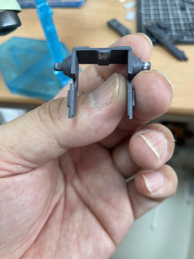 バーニア内部にネオジム磁石を仕込み動力パイプに引っ掛けていく狙いで製作しました。このパーツの凄いのはおそらく通常タイプのザクIIのバックパックなら流用できる上にミサイルポッドやファンネルラックなど搭載武装の応用も効いて夢が広がるとこだと自画自賛しております(^^)