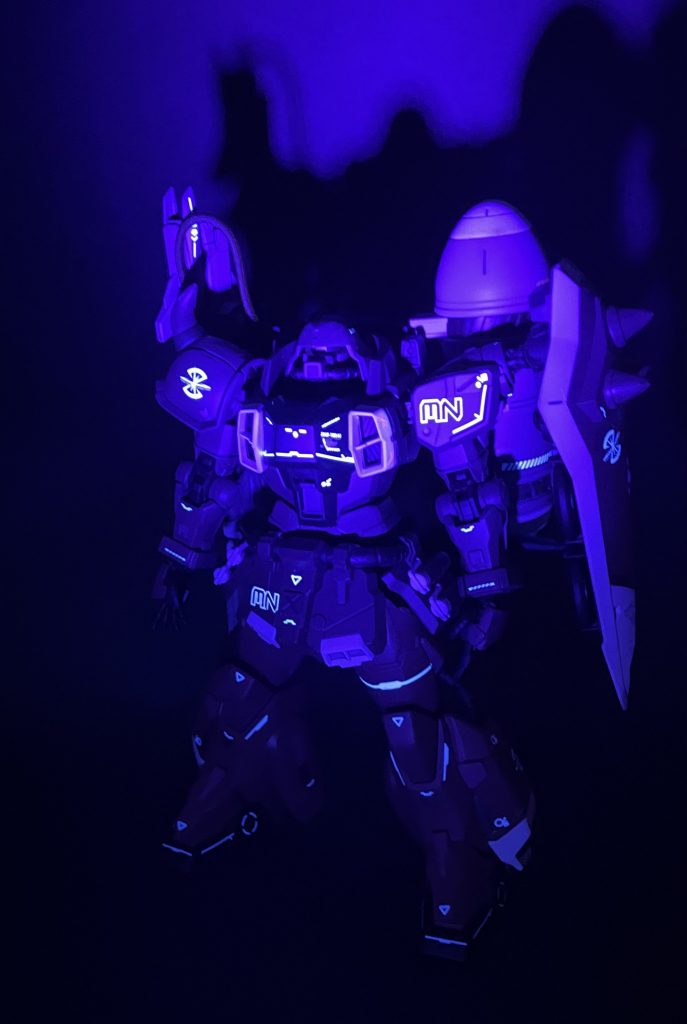 デカールはアマゾンで買ったもので、蛍光ライトで光ります🌟