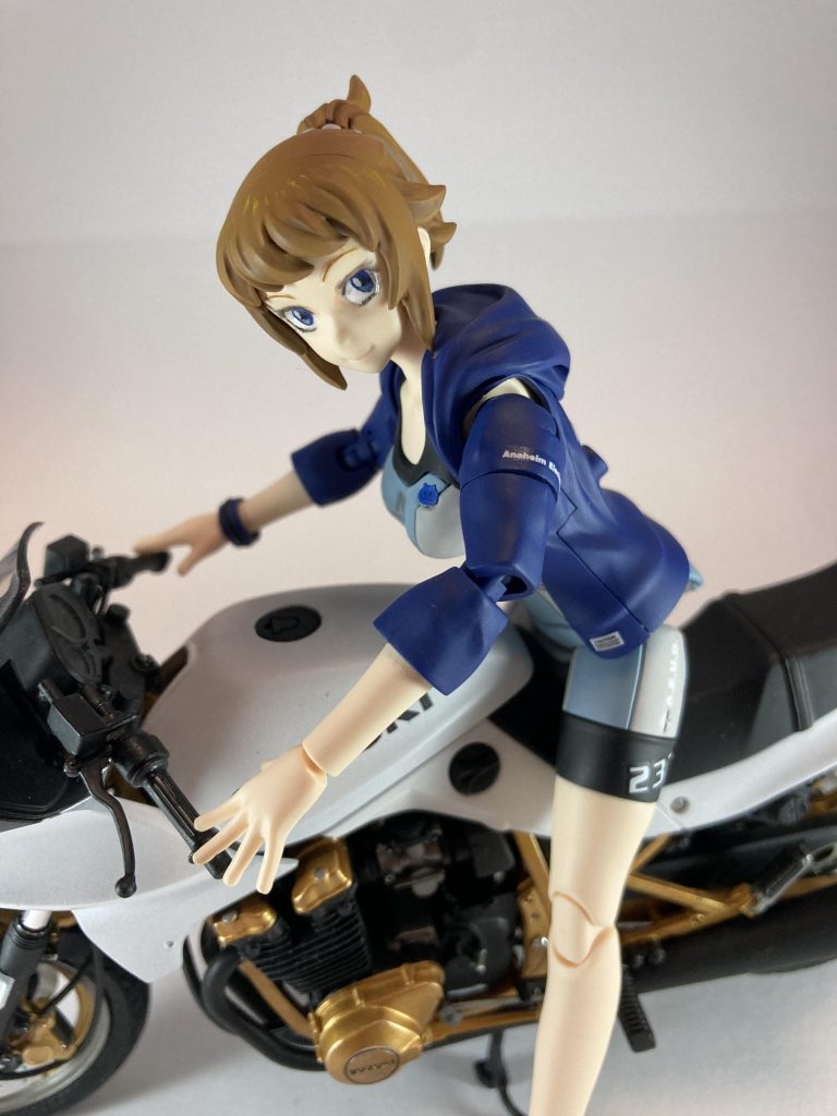 顔は鼻を少し小さく、ほお骨を減らして、鼻の下を軽く減らしました。前回、カミさんに化粧を学べと言われたので、カラーシャーペン使ってチョコチョコと色を入れております。「良いじゃん」頂きました。