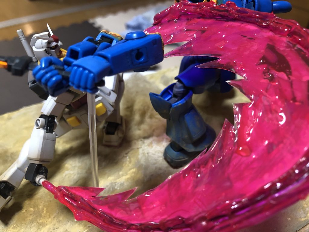 絶対に見ることのない裏側から。場面考察です。正面から向かい合い、右足で軸をずらしてヒートサーベルをかわし、体勢を崩しながら腕を切り落とした事がわかります。裏側から見たガンダムのポーズはかなり不自然で、狙って腕を切り落としたのではなく、咄嗟に振り上げたビームサーベルの先にグフの腕があったのではないかと感じました。