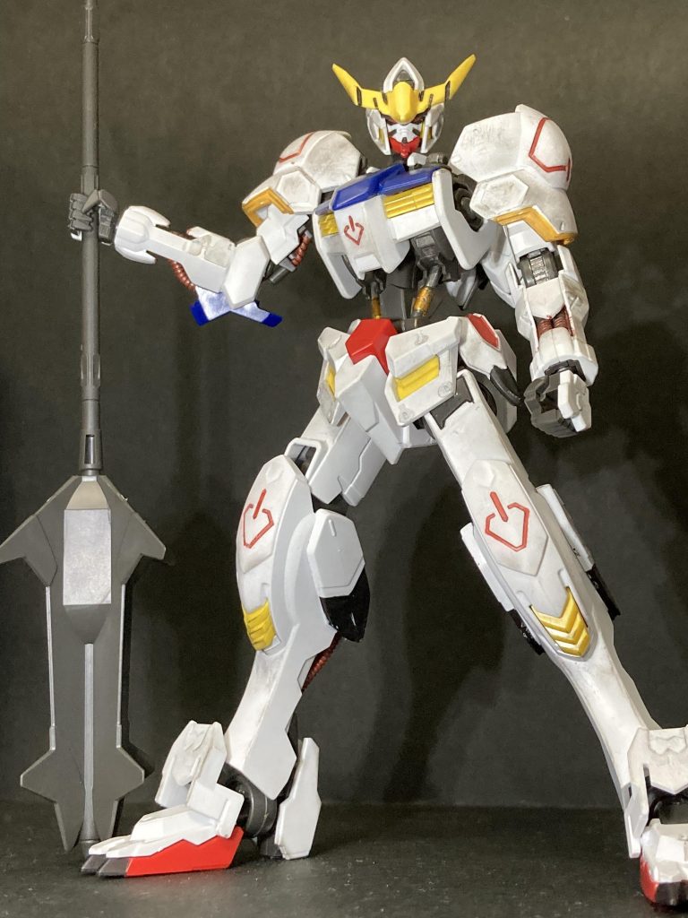 シタデル塗料で所々部分塗装＋ウェザリングマスターのススで仕上げています。(赤い溝部分はベタ塗りした後ヤスリで仕上げる横着してます)