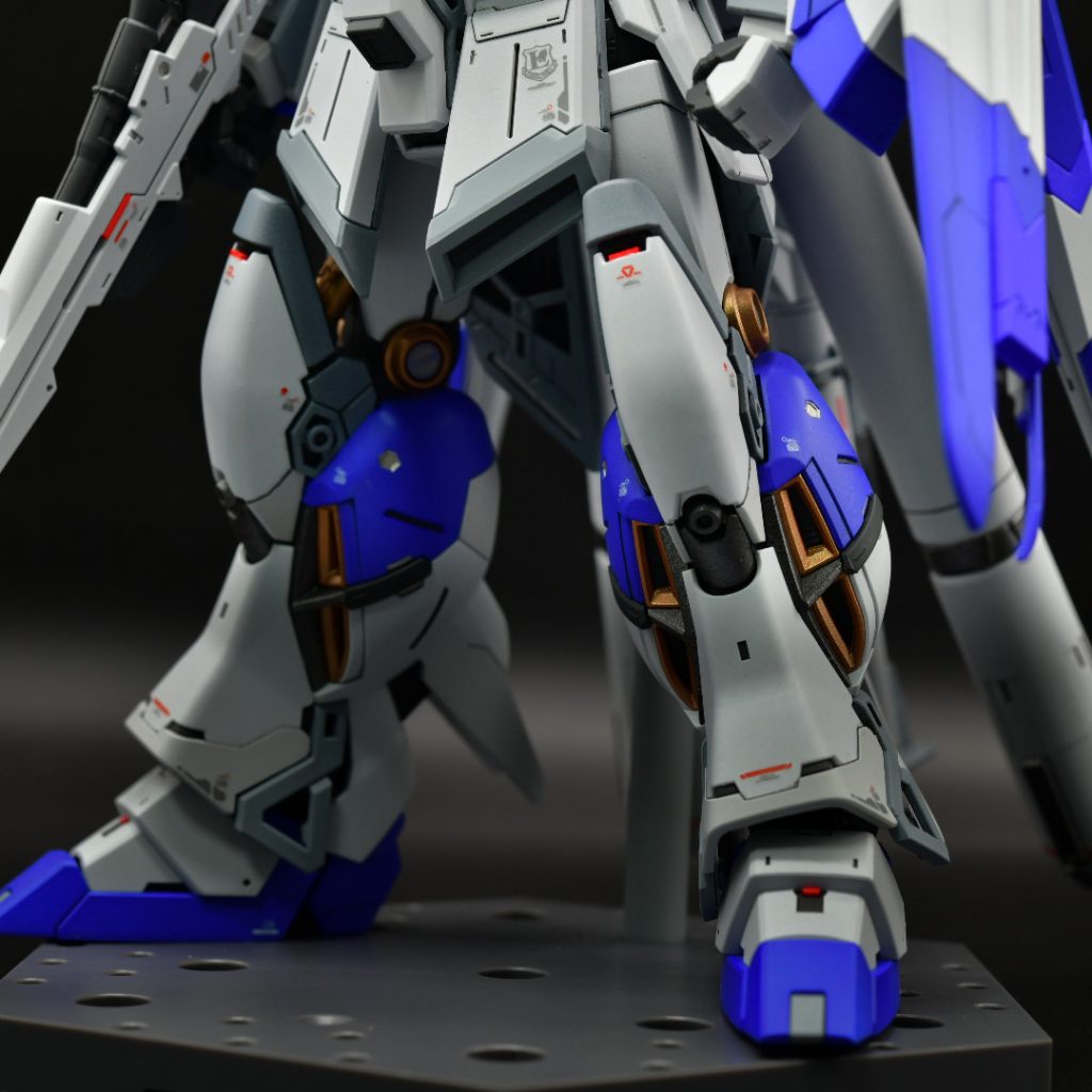 社外品の水転写デカールを使っています。自立を安定させるために、背中の接続パーツを改修してプラ棒で補助しています。私の作品はいつもこのパターンです。脳内補完で消して下さいw