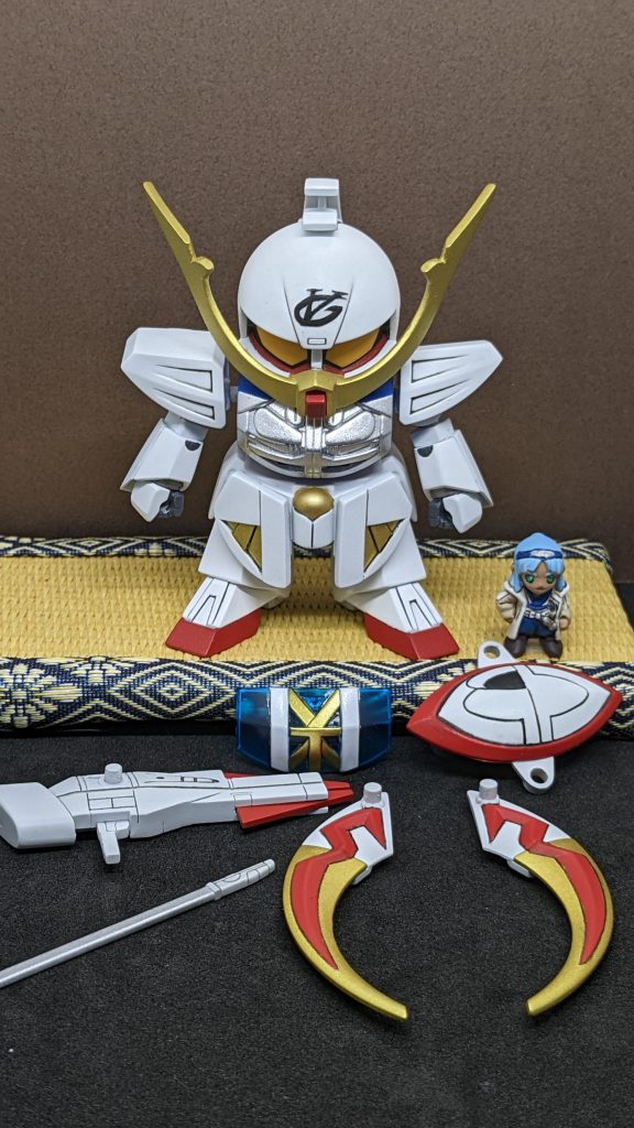 武装一覧。月水晶の鎧、月光戦神の盾、ライフル、刀が武装です。胸部装甲がクリアパーツなので本体胸部をラフシルバーでギラつかせてます。付属していた胸部のシールではシルバーと黒の部分があったのですが、ディティールが充分見えるので黒は省略。