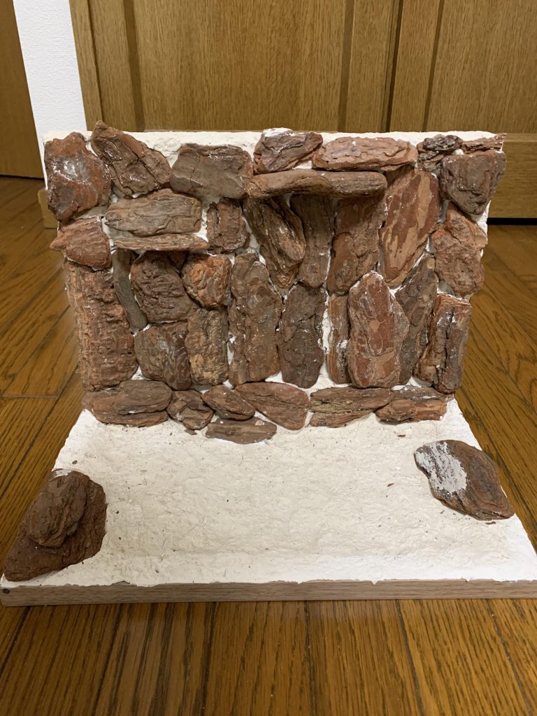 粘土とバークチップで土台作り