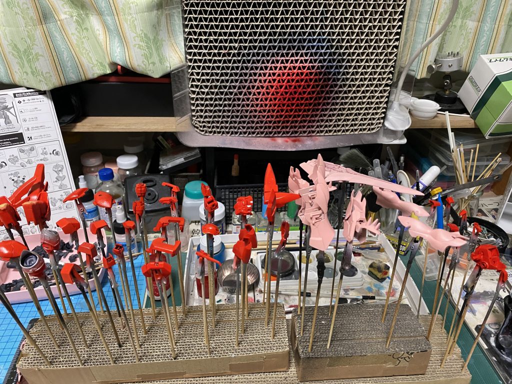 ようやく塗装開始!赤の発色を良くしょうとピンクサフからガイアプレミアムレッド!このシナンジュを作る為に取って置きました。