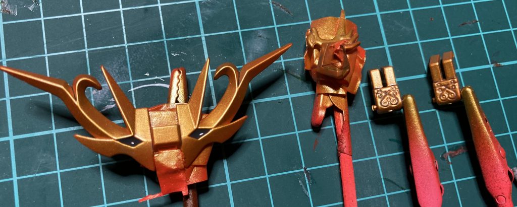 ゴールド部分は蛍光レッドを下地にスターブライトブラスを吹き、GXクリアゴールドを重ね、光沢クリアコートを重ねました。難産でしたが個人的に理想のゴールドに出来ました✨️