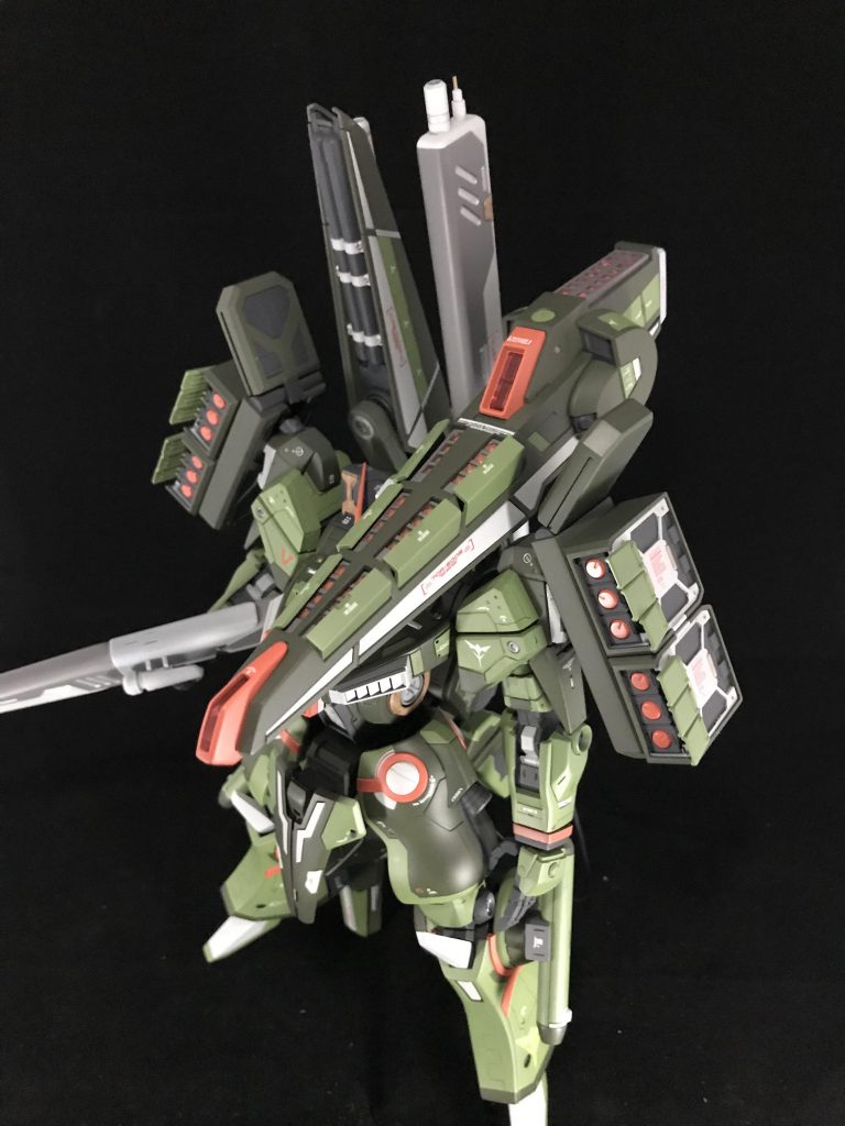 左肩のマイクロミサイルシールドブースターは増設されたセンサー類によってホーミングミサイルをより精密に命中させることができます。また、各ミサイルポッドユニットを換装する事により、スモーク弾や発光弾も搭載することができます。