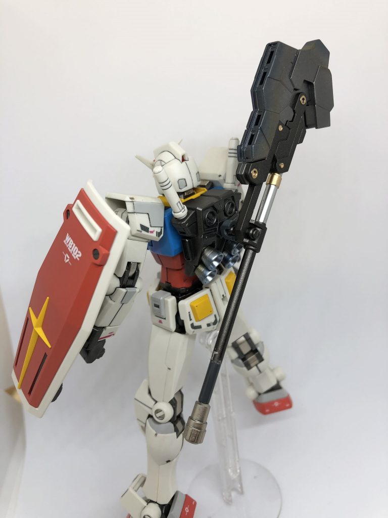 武器は背中にもマウント出来ます。