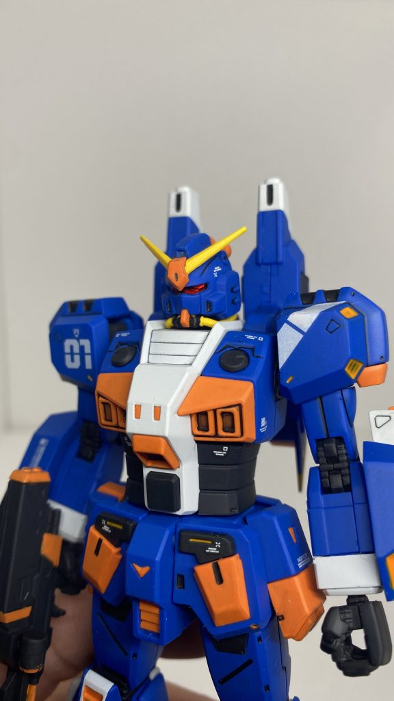 おでこのオレンジの部分はEGガンダムのを移植してます…