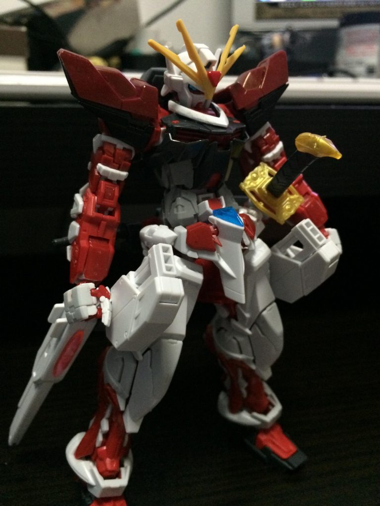 基本装備。RGアストレイのコクピットハッチの開き方が気に入らず、お腹のパーツを一部削ってます。内心やらかしたなーと思いました。