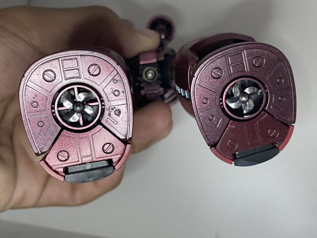 足裏のスクリューなどにもメッキシルバーガンダムマーカーの凄さを改めて感じます