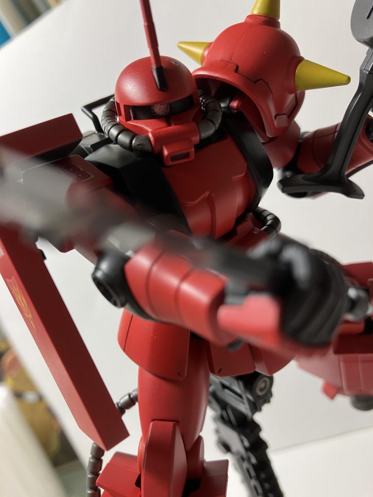 今回、初めてモノアイ改造に挑戦してみました。モノアイを動かすでっぱりが、空洞の内側から出ているので、ピンバイスで穴を開ける時、折れなくて良かったです。（実験台の三連星のザクでやらかした）