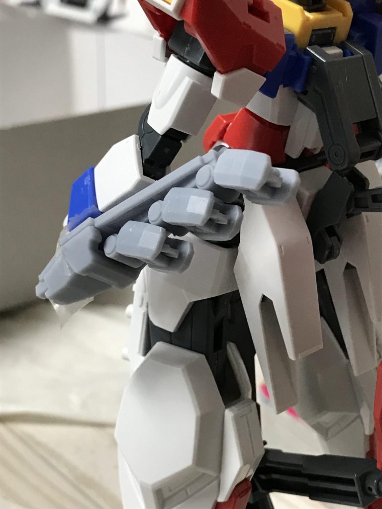 ミノフスキーシールド作成風景です。このビットは脱着できます。飛んで行ってビームシールドを張ってくれます。盾の部分は、ビームサーベルがマウントされていたりと、お気に入りですが、物干し竿、シールドをマウントする為に作り直しています。