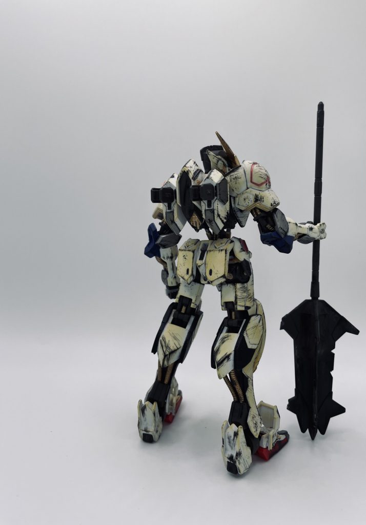 黒い塗料をスポンジにつけてトントンしたり擦ったりして完成です。