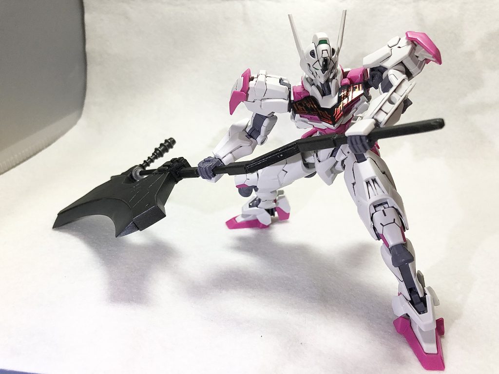 この武器、ガンプラに持たせるにはとんでもなく重たいのでポージングがひじょーにつけづらいのです。