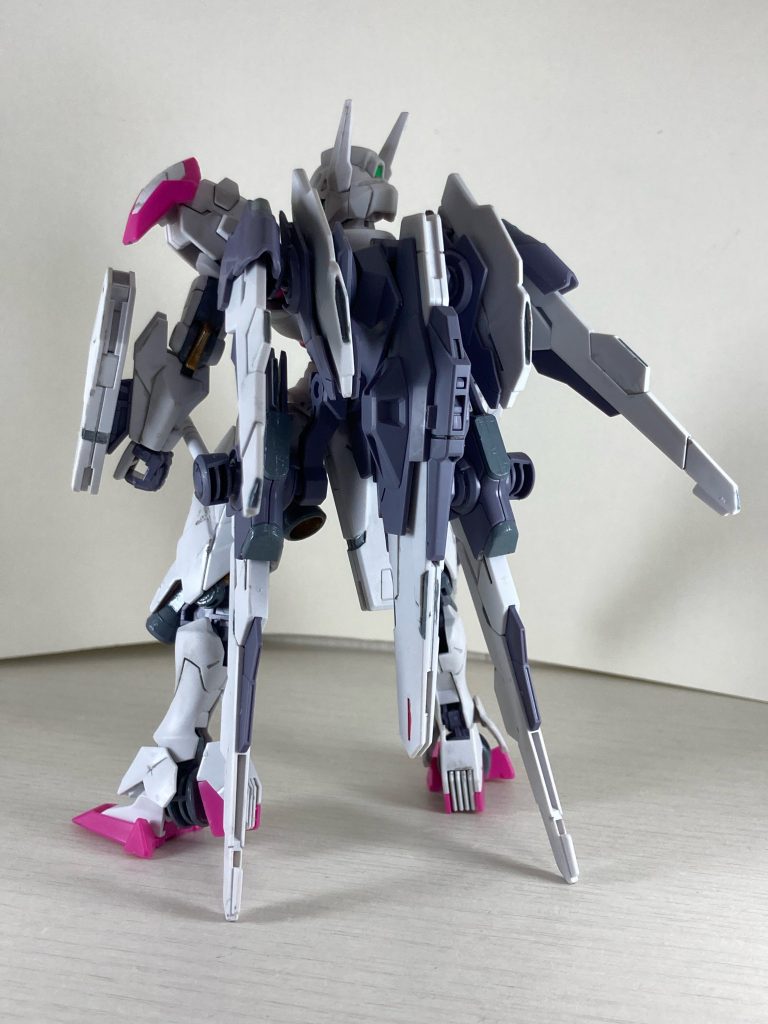 バックパックは全てのガンビットを収納出来るようにレイアウトを変更。ビームサーベルは上部から腰部の横に。ビット収納部はそれぞれが可動してあらゆる状況に対応する。