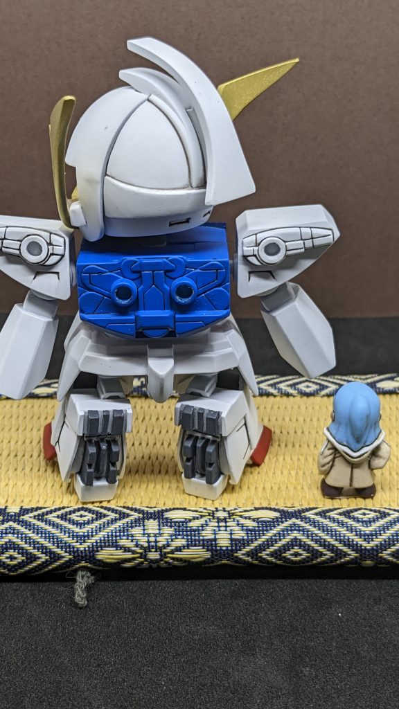 背面画像。CSフレームを組み込んで足を延長したので上脚部をプラ板で上、横を塞いでプラ棒を接着してスラスターを追加してます。