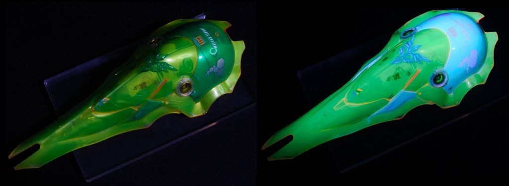 同上ビルダーパーツのエンブレムリリーフをおゆまるレジン複製したものを張り付けています。最初はおゆまるエポパテで曲面に合うように作成しようとしたところうまくいかず、レジンのほうが複製後に軟性があるので貼り付けてから曲面になじんだのでこちらを採用しています。蛍光面に発光しないアシタノデカールをあえてはることでその部分が発光しないことでの変化を持たせています。