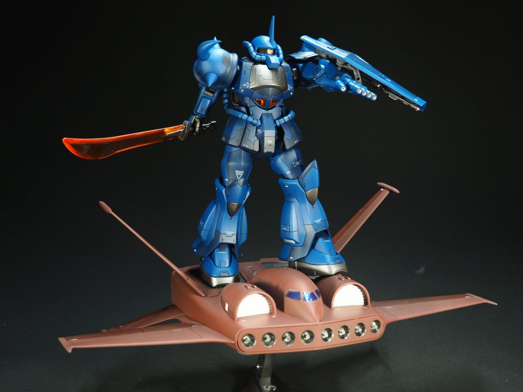 併せて作ったグフが乗ります。ただ、載せるとグフのポージングが微妙・・・。