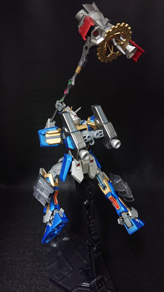 重たいハンマーを装備しても機動力が落ちないように、バックパックと脚部にブースターを追加しました脚部のブースターは3mmの穴をあけて接続していますシールドは“受け止める”より“受け流す”ように丸いシールドにしてみました